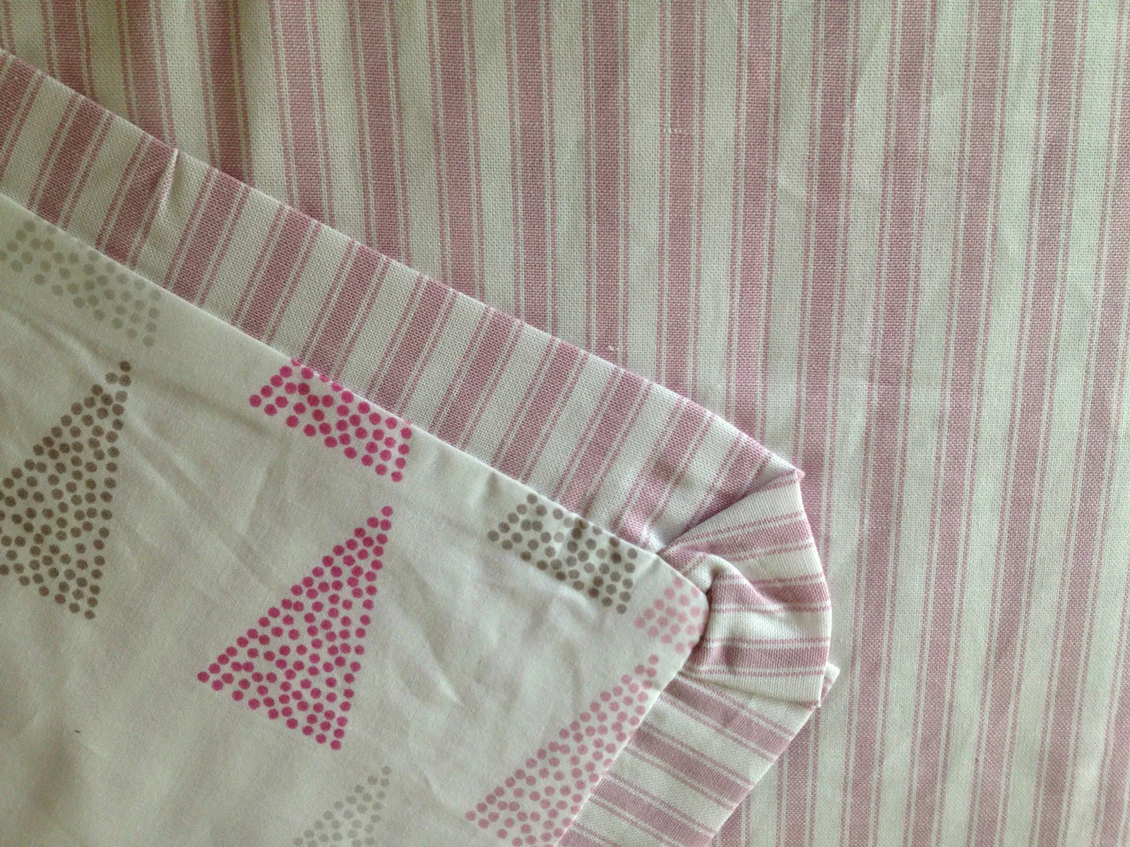 3 Piece Baby Girls Lily Cot Quilt Pink & White Nursery Bedding Package.