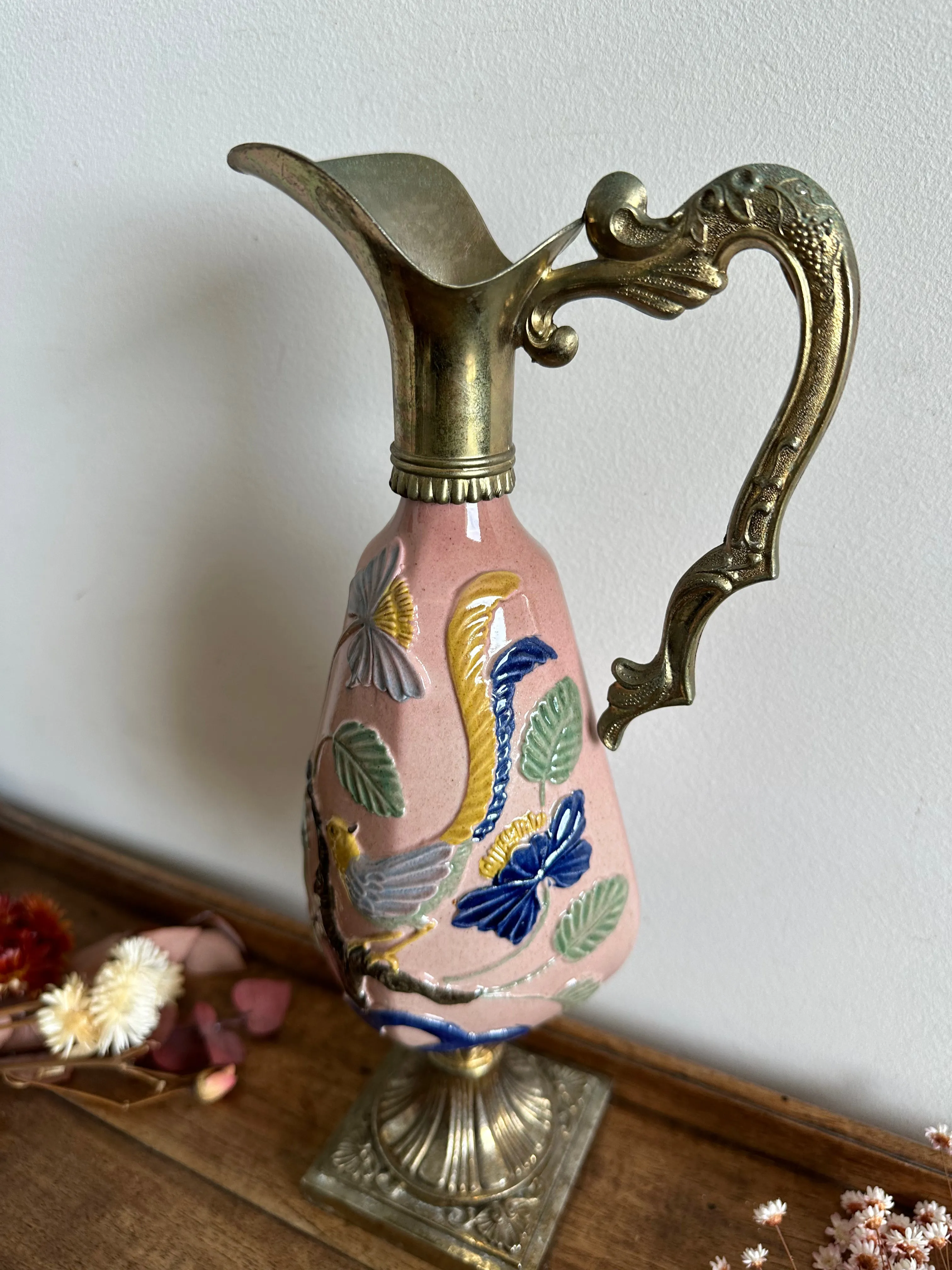 Carafe sur pied émaillée motifs oiseaux en relief